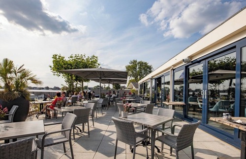 Oud-Loosdrecht Hotel | Relaxing Hotel by the Lake with Canoeing, Biking Routes and Restaurant Views