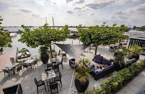 Oud-Loosdrecht Hotel | Relaxing Hotel by the Lake with Canoeing, Biking Routes and Restaurant Views