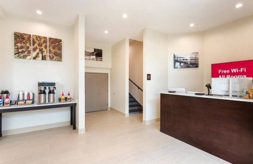 Queens Hotel | Relaxing Hotel Room with Plush Bedding & Peace | Near JFK Airport – 10 Min Ride