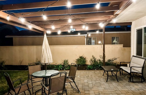 West Athens House | Relaxing House w/BBQ, Firepit, Laundry, Private Yard - near LAX, SoFi, Forum