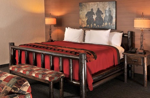 Independence Hotel | Relaxing Independence Stay: Heated Pool, Whirlpool & Outdoor Patio