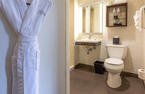 Near North Side Hotel | Relaxing King Stay! Pet-friendly Property w/Gym | Steps to Chicago Riverwalk!