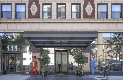 Near North Side Hotel | Relaxing King Stay! Pet-friendly Property w/Gym | Steps to Chicago Riverwalk!