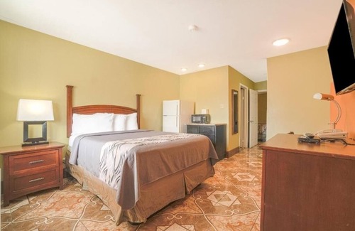 Aransas Pass Hotel | Relaxing King Unit Near Texas State Aquarium + Pets Welcome