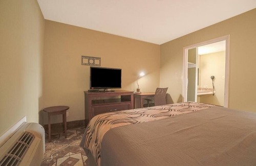 Aransas Pass Hotel | Relaxing King Unit Near Texas State Aquarium + Pets Welcome