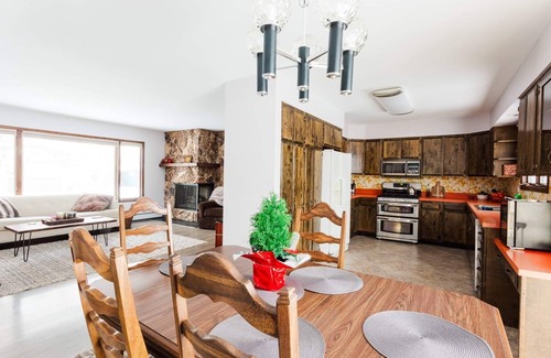 Sand Lake House | Relaxing Lake Haven - FULL HOUSE - Close to EVERYTHING!