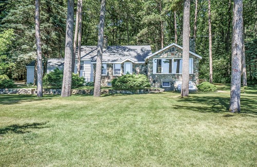 Honor House | Relaxing lake house w/firepit, boat mooring, free cable, and full kitchen