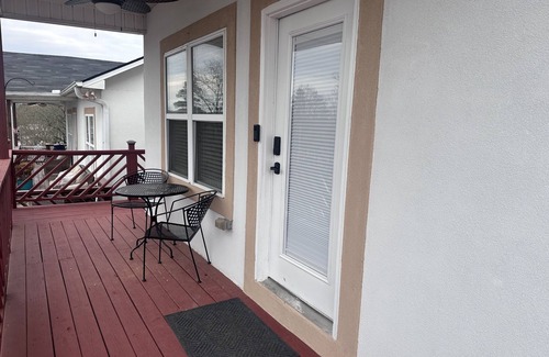 Hot Springs House | Relaxing lake view condo- family and pet friendly!