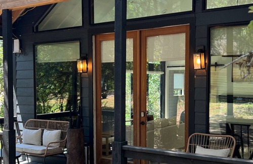 Cedar Creek Cabin | Relaxing & magical stay on a Modern Ranch with animals. Close to COTA & Bastrop