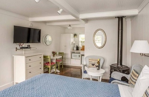 Downtown Cannon Beach Hotel | Relaxing McBee Cottage - Classic Queen Unit at Cannon Beach Hotel Collection!