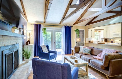 Bamboo Cottage | Relaxing Mountain Cabin for Families with Dogs