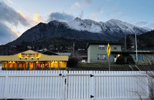 Lillooet House | Relaxing Mountain Getaway with Private Hot Tub