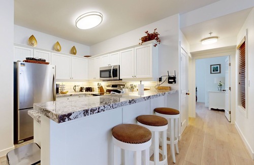Salt Lake Mountain Resorts Condo | Relaxing mountain-view condo with shared hot tub, pool & more-walk to ski lifts