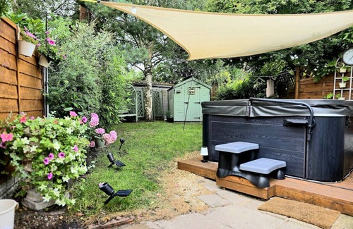 Nantwich House | Relaxing Nantwich escape with hot tub & private suite