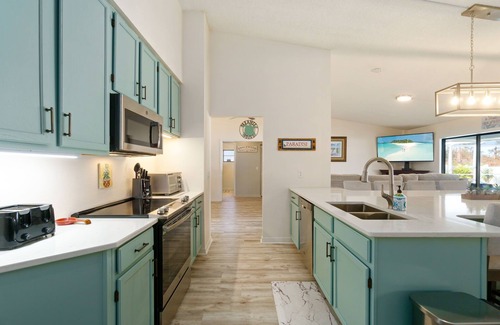 Englewood South House | Relaxing Oasis Near the Beach! Heated Pool!