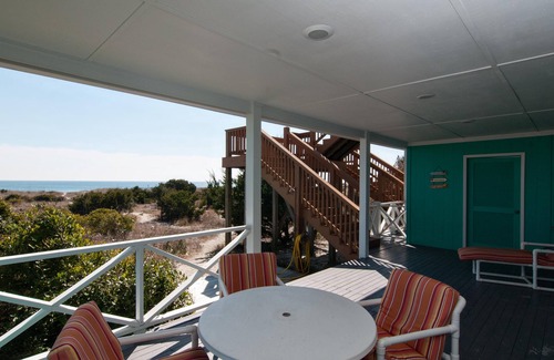 South End House | Relaxing oceanfront duplex with rooftop sun deck!