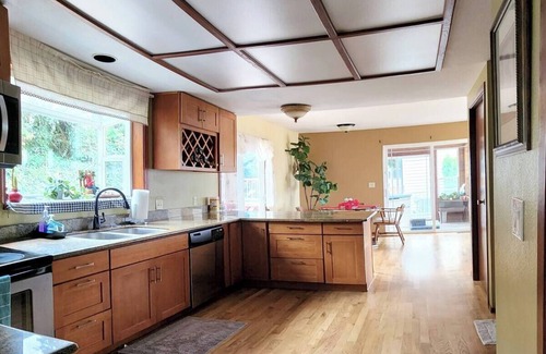 Federal Way House | Relaxing Oceanview Retreat - 3BR 2.5BA Hot Tub & Plenty Parking - Near SeaTac