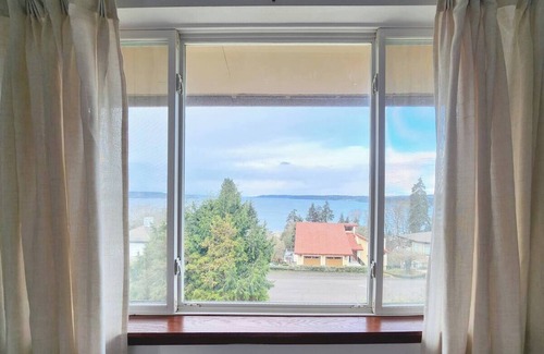 Federal Way House | Relaxing Oceanview Retreat - 3BR 2.5BA Hot Tub & Plenty Parking - Near SeaTac