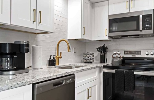 Royal Oak Apartment | Relaxing One-Bedroom Retreat | King Bed | Royal Oa
