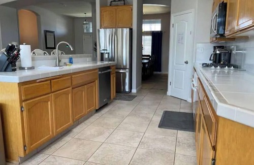 Rosedale House | Relaxing Pool and Spa Beautiful NW Bakersfield