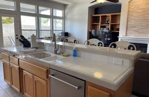 Rosedale House | Relaxing Pool and Spa Beautiful NW Bakersfield
