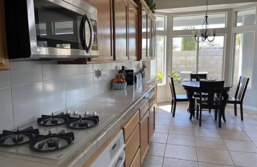 Rosedale House | Relaxing Pool and Spa Beautiful NW Bakersfield