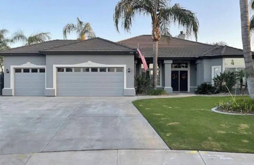 Rosedale House | Relaxing Pool and Spa Beautiful NW Bakersfield