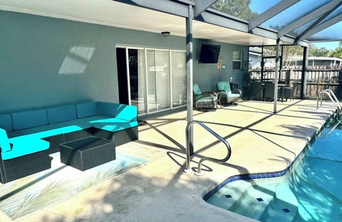 Palm Harbor House | Relaxing Pool Home - Palm Harbor - 3BR - 6PPL