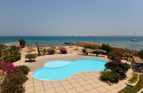 Sakkala Apartment | Relaxing poolside and seaside studios surrounded by greenery