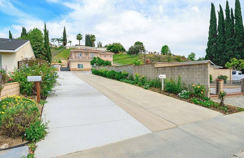 Walnut House | Relaxing Private Getaway with Bright Interiors