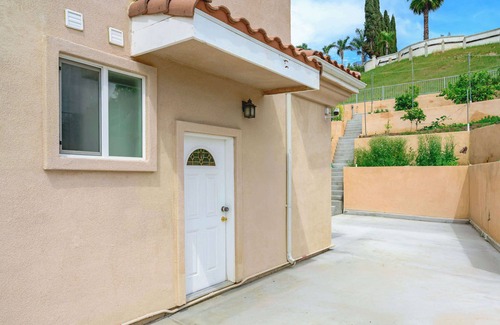 Walnut House | Relaxing Private Getaway with Bright Interiors