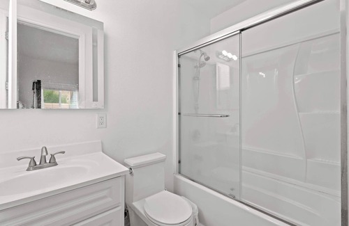 Walnut House | Relaxing Private Getaway with Bright Interiors