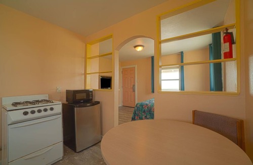 North Beach Hotel | Relaxing Queen Room by USS Lexington – Pet Friendly w/Free Parking