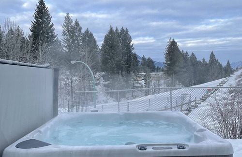 East Kootenay House | Relaxing Radium Home ~ Relax In our New Hot Tub!