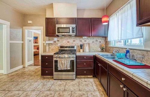 Tower District House | Relaxing Retreat Near Tower & Mural District