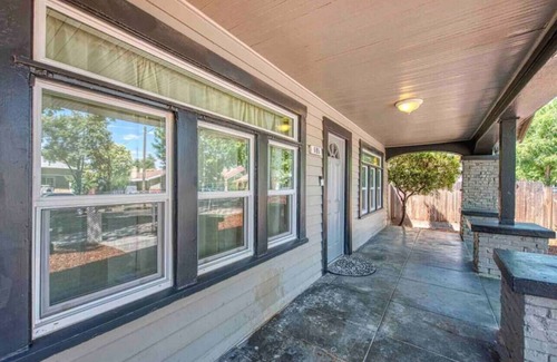 Tower District House | Relaxing Retreat Near Tower & Mural District