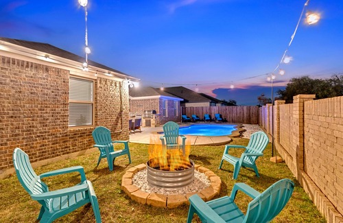 Grand Prairie House | Relaxing Retreat with HOT TUB . Poolside Fun in a Cozy Home .Holiday Decor