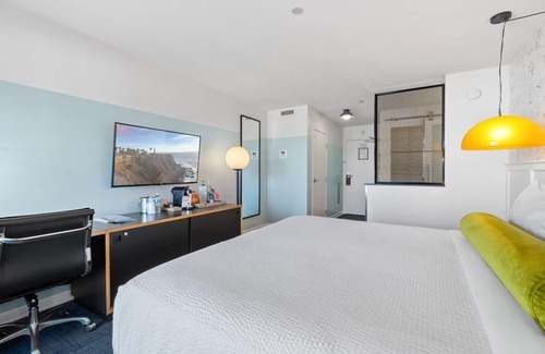 Venice Hotel | Relaxing Retreat | Venice Room w/Balcony | Free Breakfast | Rooftop