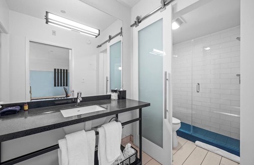 Venice Hotel | Relaxing Retreat | Venice Room w/Balcony | Free Breakfast | Rooftop