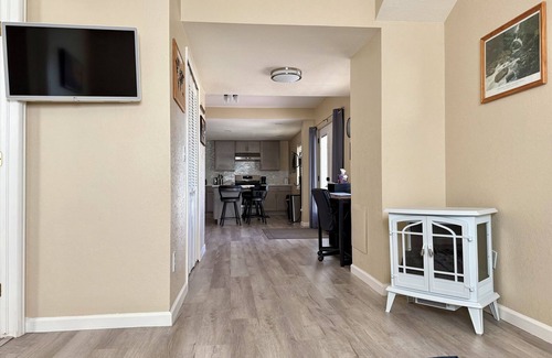 The Pinery Apartment | Relaxing Retreat with Full Kitchen, King bed, W/D & wildlife