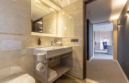 Exloo Hotel | Relaxing Retreat with Heated Indoor Pool — Free Parking and Tennis Courts