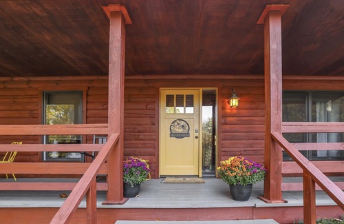 Logan Cabin | Relaxing Retreat with Hot-Tub, Game Rm, Fire-Pit, Fishing Pond, 17 Private Acres