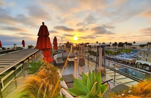 Venice Hotel | Relaxing Room in the Heart of Venice Beach | Balcony | Free Breakfast | Rooftop