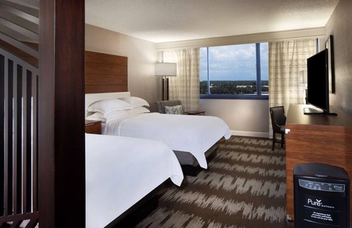 Carver City - Lincoln Gardens Hotel | Relaxing Room with Pool Access - Perfect Tampa Stay Near the Airport