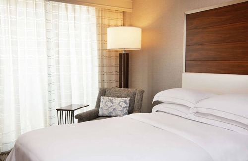 Carver City - Lincoln Gardens Hotel | Relaxing Room with Pool Access - Perfect Tampa Stay Near the Airport