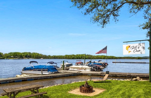 La Crosse House | Relaxing RV overlooking Gill's Cove Marina!