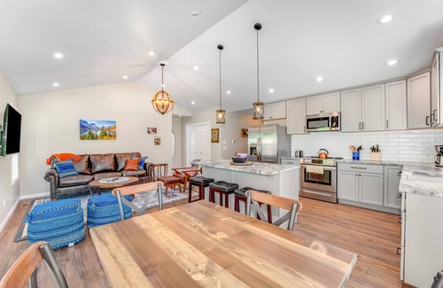 Lakeside House | Relaxing single-level home with a patio, washer/dryer, & central AC