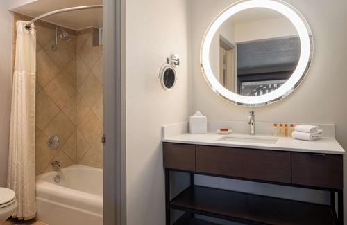 Port Angeles Hotel | Relaxing Stay! 4 Relaxing Units, Pool, Pets Allowed, Near Ted's Tree Park!