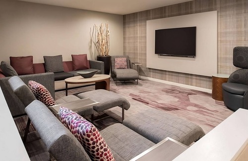 Bridle Trails Resort | Relaxing Stay Close to Seattle Aquarium! Indoor Pool, Pet-friendly Property!