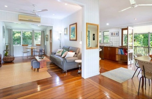 Edge Hill House | RELAXING STAY IN EDGE HILL, FULLY FURNISHED 2 BEDROOM TOP FLOOR OF QUEENSLANDER